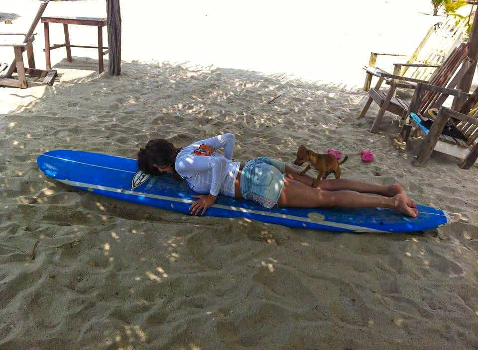 Apprentissage surf formation Por el mundo voyages blogueur activité sportive Pet friendly avec son chien