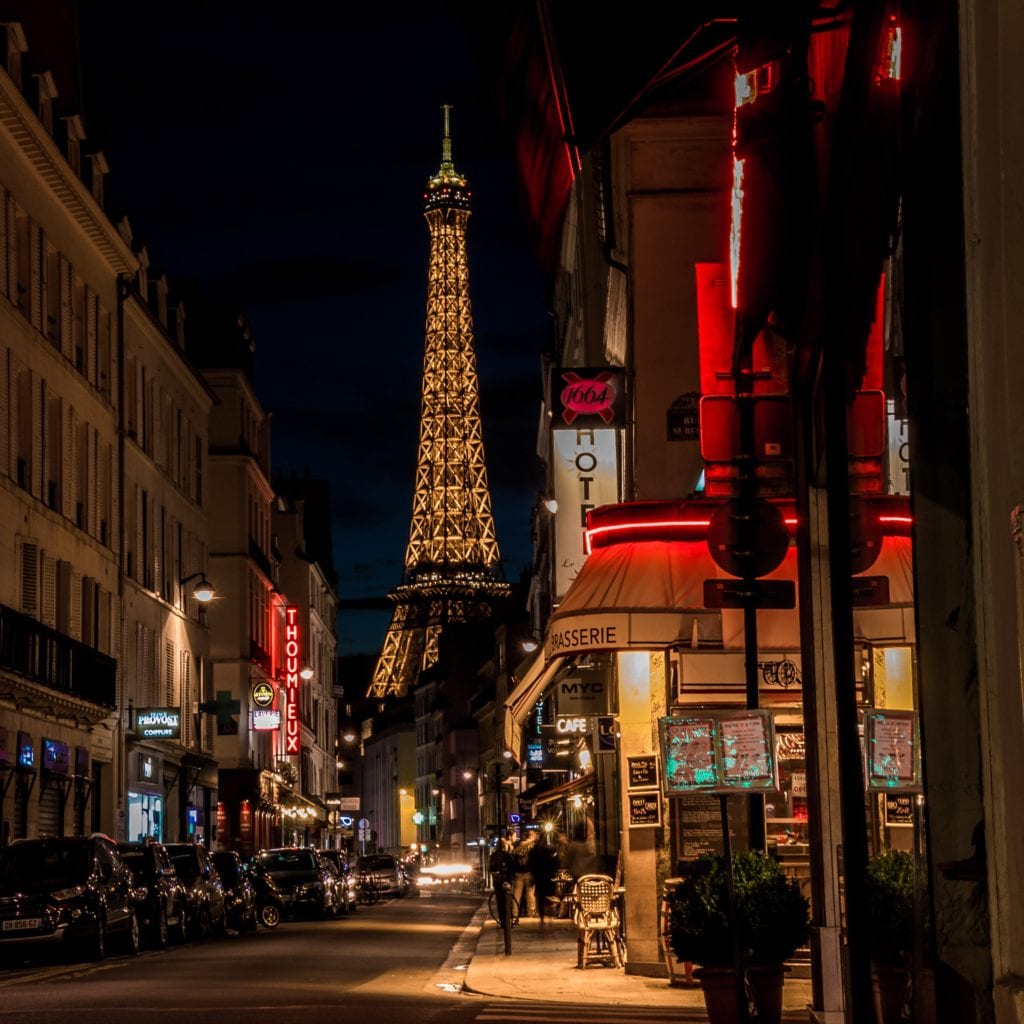 Torre eiffel de noche desde la calle rue de l'universite en París Francia viajes