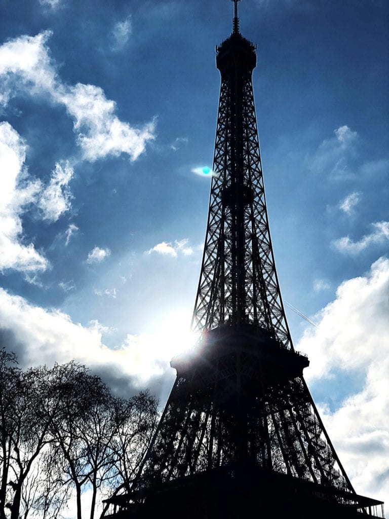 Vista de la torre Eiffel llegando al brunch de domingo