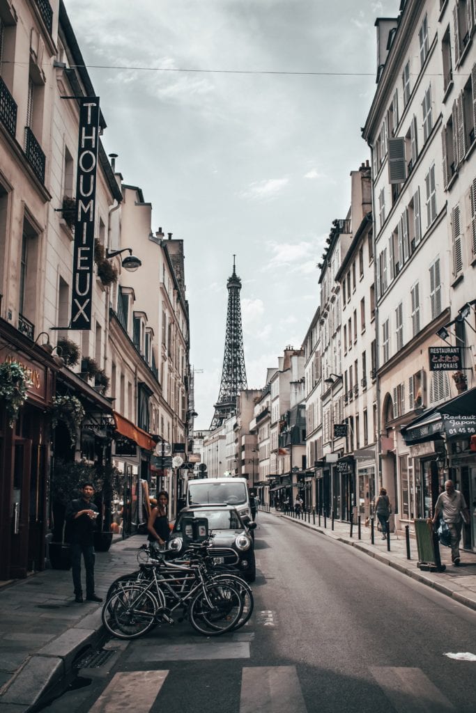 Torre eiffel desde calle de l'universite en París Francia